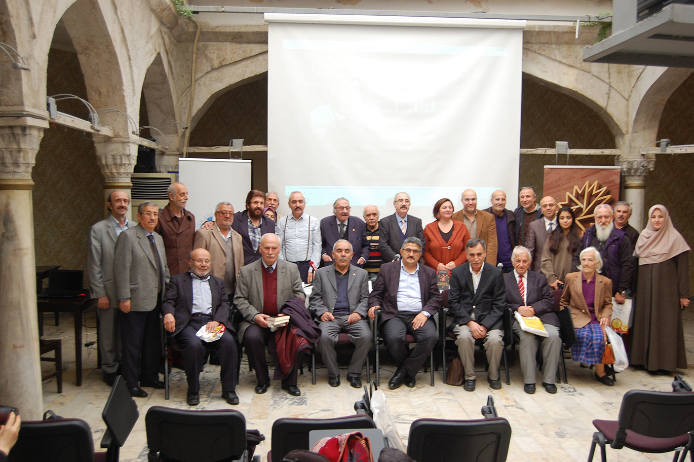 Üstün İnanç, Tiyatro Eserlerinde Gelenekle Moderni Birleştirdi